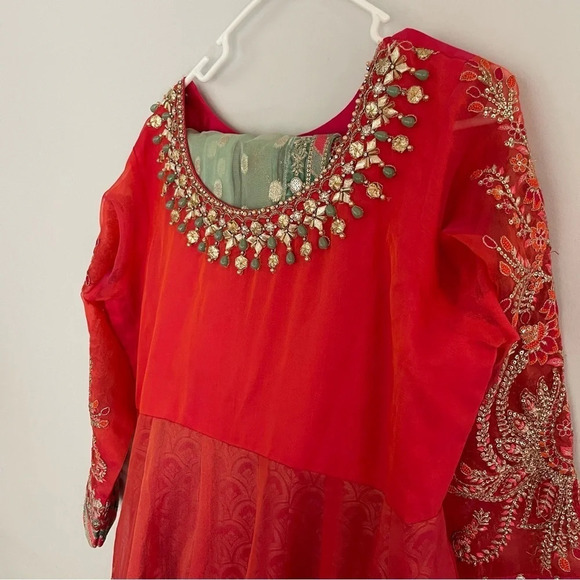 María B | Pishwas (long maxi dress) Punjabi/Indian suit with Embroidery - Large - Picture 4 of 8
